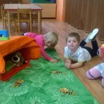 Pejsek a kočička dělají dort